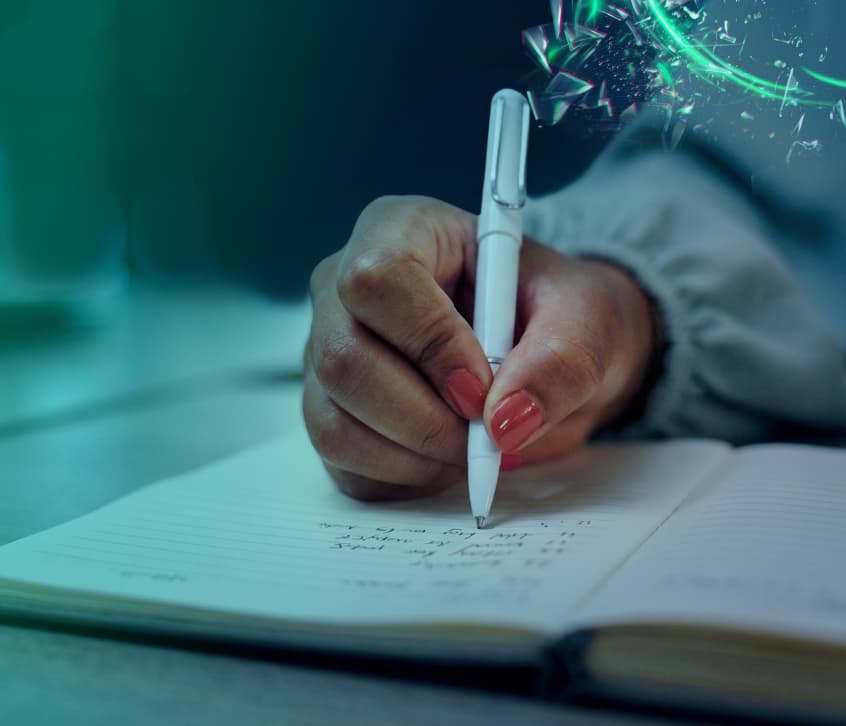 Persona escribiendo notas