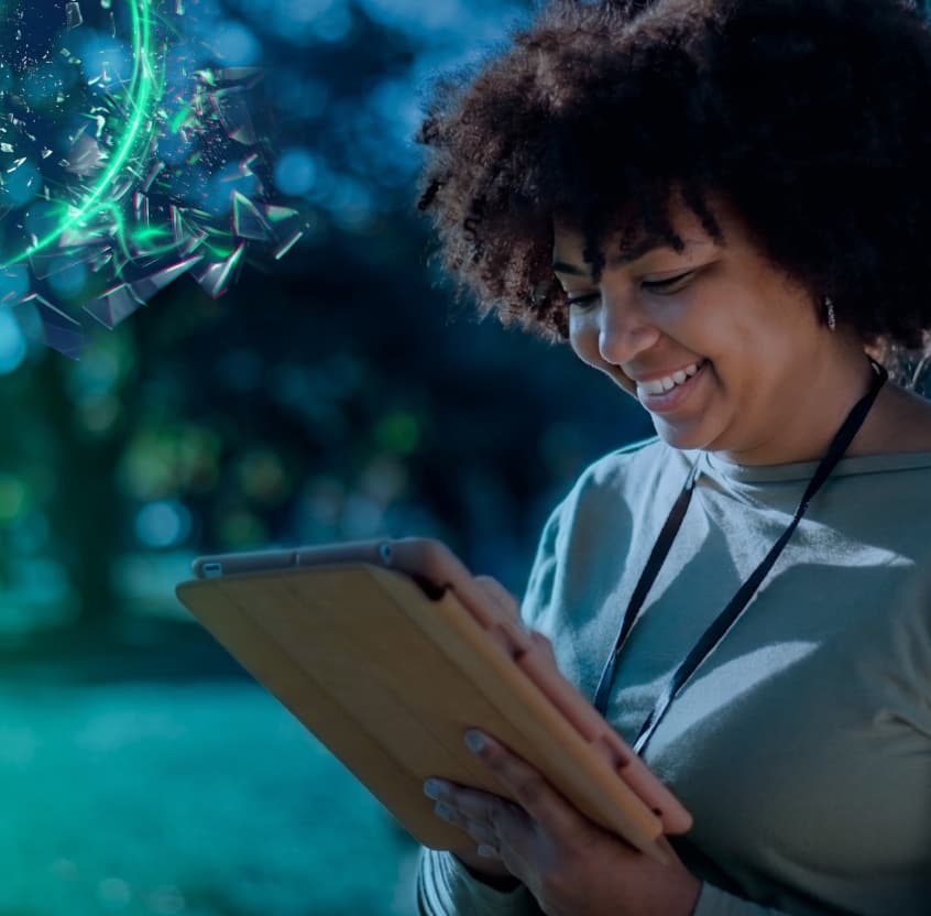 Persona revisando su teléfono